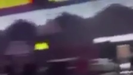 Corse clandestine ad Anagnina: l'auto modificata si schianta sul marciapiede