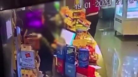 Rapina con i fucili nella caffetteria di Teverola, minacce alla commessa: poi rubano soldi e gratta e vinci