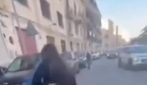Palermo, pestata da una coetanea davanti scuola. Gli amici la incitano: “Dalle i calci in testa”