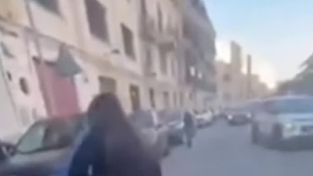 Palermo, pestata da una coetanea davanti scuola. Gli amici la incitano: “Dalle i calci in testa”