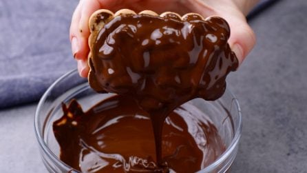 Biscotti al cioccolato ripieni di caramello e arachidi: da provare ad ogni costo!