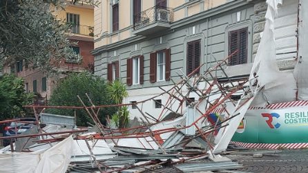 Allerta meteo Napoli, il forte vento tira via l'impalcatura dal palazzo