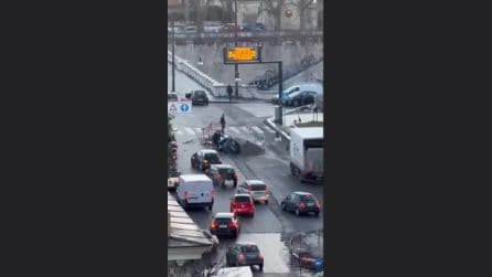 Cade con l'automobile nella buca di un cantiere: i primi soccorsi alla persona alla guida