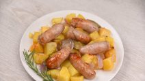 Salsiccia al forno con patate e cipolla rossa: un piatto semplice quanto delizioso!