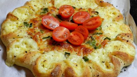 Focaccia con formaggi e cipollotto: la ricetta per averla morbida e saporita