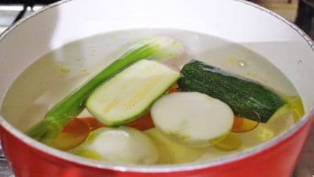 Come fare un brodo vegetale perfetto: la ricetta per averlo saporito