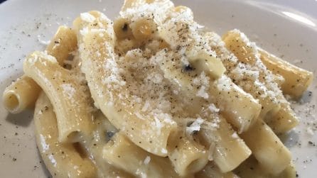 Maccheroncini cacio, uovo e pepe: il primo piatto semplice ma saporito