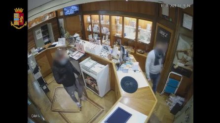 Napoli, tentata rapina in gioielleria: il proprietario "imprigiona" il ladro, poi lo mette in fuga