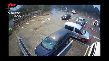 Furto di anelli in gioielleria: le telecamere riprendono i ladri in azione