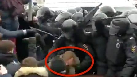 Russia, provano a liberare l'amico fermato dalla polizia durante le proteste