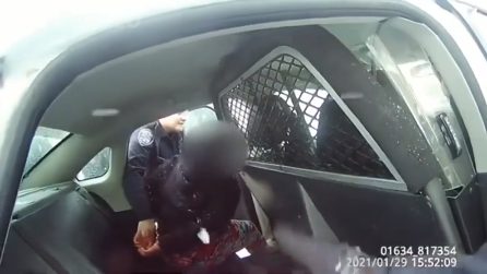 Poliziotti usano spray urticante contro una bambina e la ammanettano: il video che fa discutere