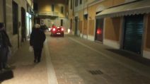 Saronno, folle inseguimento in centro passanti applaudono i carabinieri per l'arresto dei criminali