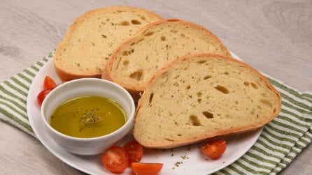 Pane fatto in casa con la carta fata: la ricetta veloce per renderlo croccante!