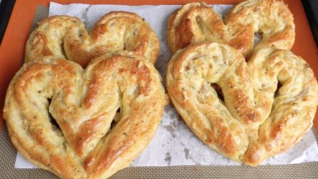 Panini ripieni a forma di cuore: la ricetta rustica davvero deliziosa