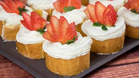 Rotolini dolci con panna e fragole: squisitamente soffici!