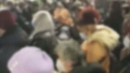 Milano, folla alla fermata della metro di Loreto dopo la fine dello sciopero