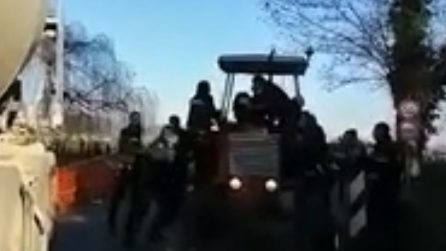 A bordo di un trattore con un’accetta va a minacciare l’ex moglie: il momento in cui viene arrestato