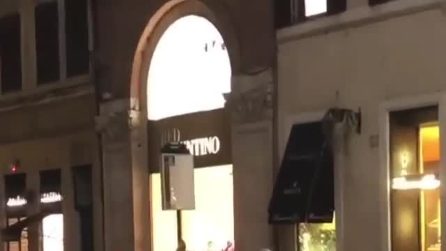 Tentano di sfondare vetrina del negozio di lusso, il vetro regge e loro sono costretti a scappare