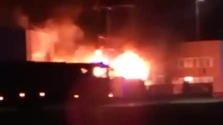 Scoppia l'incendio in un'azienda di Pozzo d'Adda che tratta metalli: fumo nero su tutta la zona