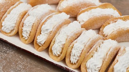 Cannoli paradiso: i dolcetti a base di crema e pan di spagna da provare assolutamente!