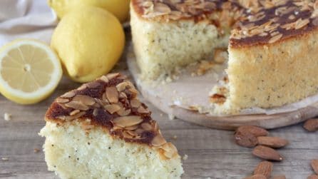 Torta al limone con semi di papavero: la ricetta del dessert profumato e soffice