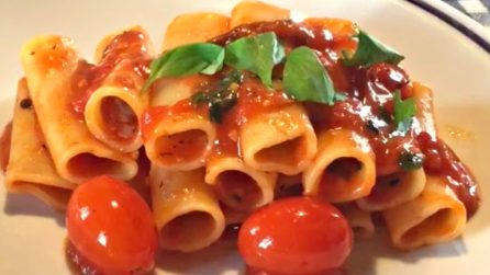 Ziti al pomodoro "speziato": la ricetta del primo piatto da leccarsi i baffi