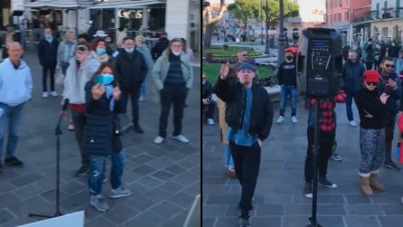 Sputi a un'infermiera e "vaffa..." ai medici: la protesta no-vax a Desenzano del Garda