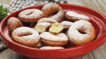 Ciambelle fritte veloci: pronte in pochi minuti!