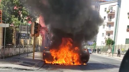Auto completamente avvolta dalle fiamme, paura a Fuorigrotta
