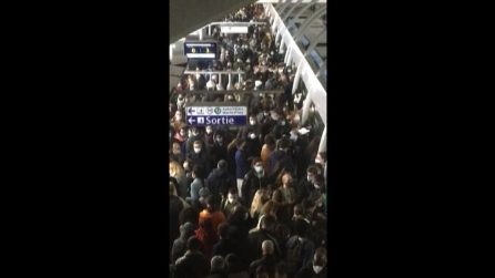 Covid, a Parigi guasto alla metro: tutti accalcati in stazione