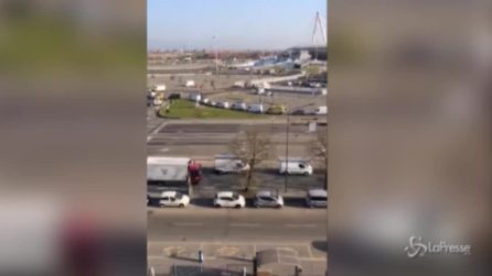 Torino, corteo di centinaia di furgoni degli ambulanti in protesta