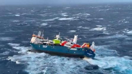 Onde alte fino a 15 metri, la nave rischia di ribaltarsi