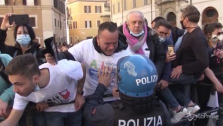 Roma, manifestante piange: "Sono padre di famiglia e non lavoro, non puoi capire". E il poliziotto lo conforta