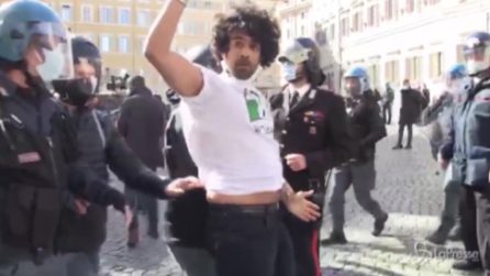 Roma, protesta davanti a Montecitorio: fermati alcuni manifestanti
