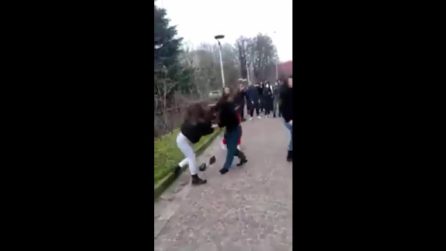 Si prendono a calci e pugni in strada a Crema e pubblicano i video sui social