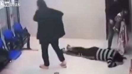 Medico salva la vita alla bimba che stava soffocando: il padre gli bacia i piedi per ringraziarlo