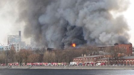 Russia, un incendio devasta storica fabbrica di San Pietroburgo