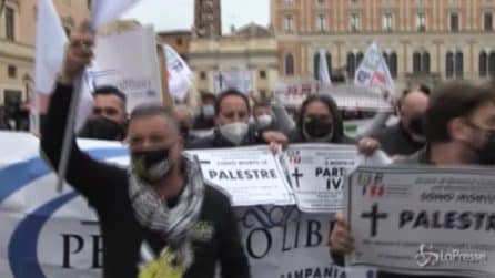 Covid: a Roma la protesta "IoApro", in corteo manifesti funebri di palestre e piscine
