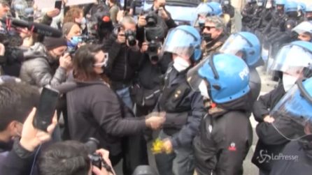 Roma, manifestante dona fiori al poliziotto: "Siamo tutti uguali"