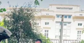 Napoli, tiktoker fermata dai vigili balla senza mascherina sul lungomare