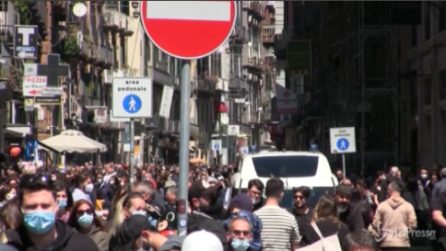 Napoli, vigilia di zona gialla: folla sul lungomare e nelle vie del passeggio