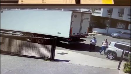 Lecce, fa retromarcia con il camion e investe una donna davanti al supermarket