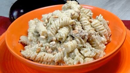 Pasta al pesto di melanzane: la ricetta del primo piatto veloce e saporito