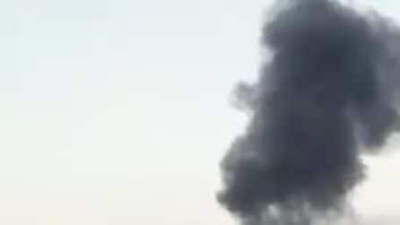 Incendio in via Pisa, fiamme coinvolgono diverse auto