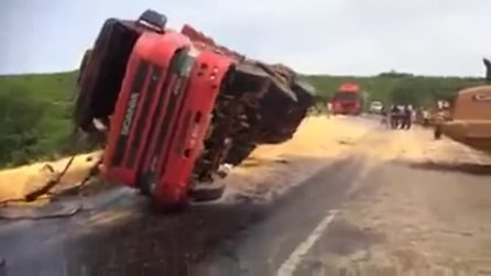 Enorme camion viene rialzato dopo un incidente ma finisce nel peggiore dei modi