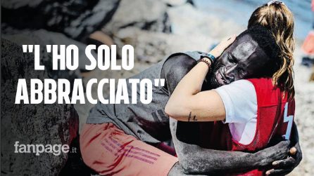 Spagna, abbraccia un migrante in lacrime: Luna insultata sui social, costretta a oscurare il profilo