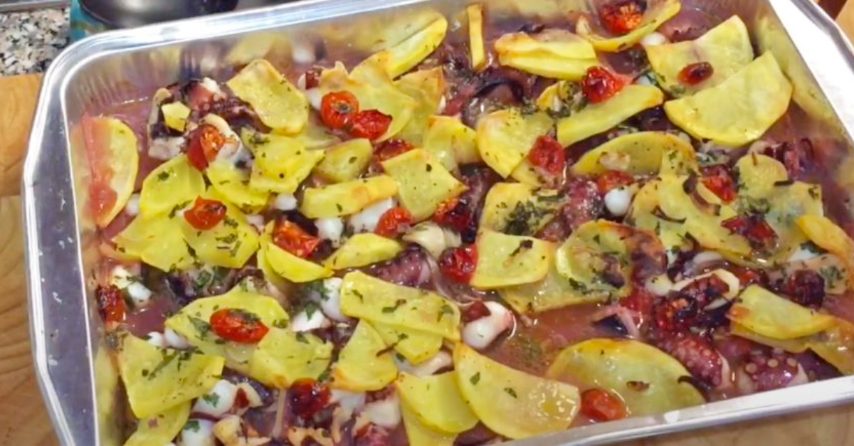 Polpo al forno con patate: la ricetta del secondo piatto veloce e saporito