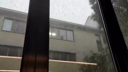 Temporale e grandine a Milano: strade allagate in pochi minuti