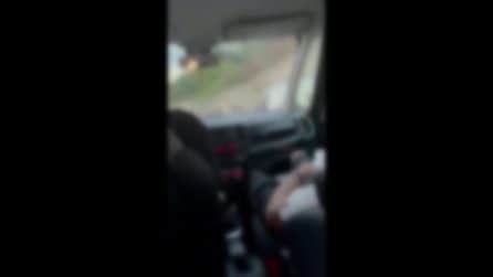 Fingono un malore in auto per evitare il traffico: il video finisce su TikTok