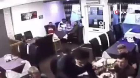 Sta soffocando per un boccone di traverso: il cameriere riesce a salvargli la vita